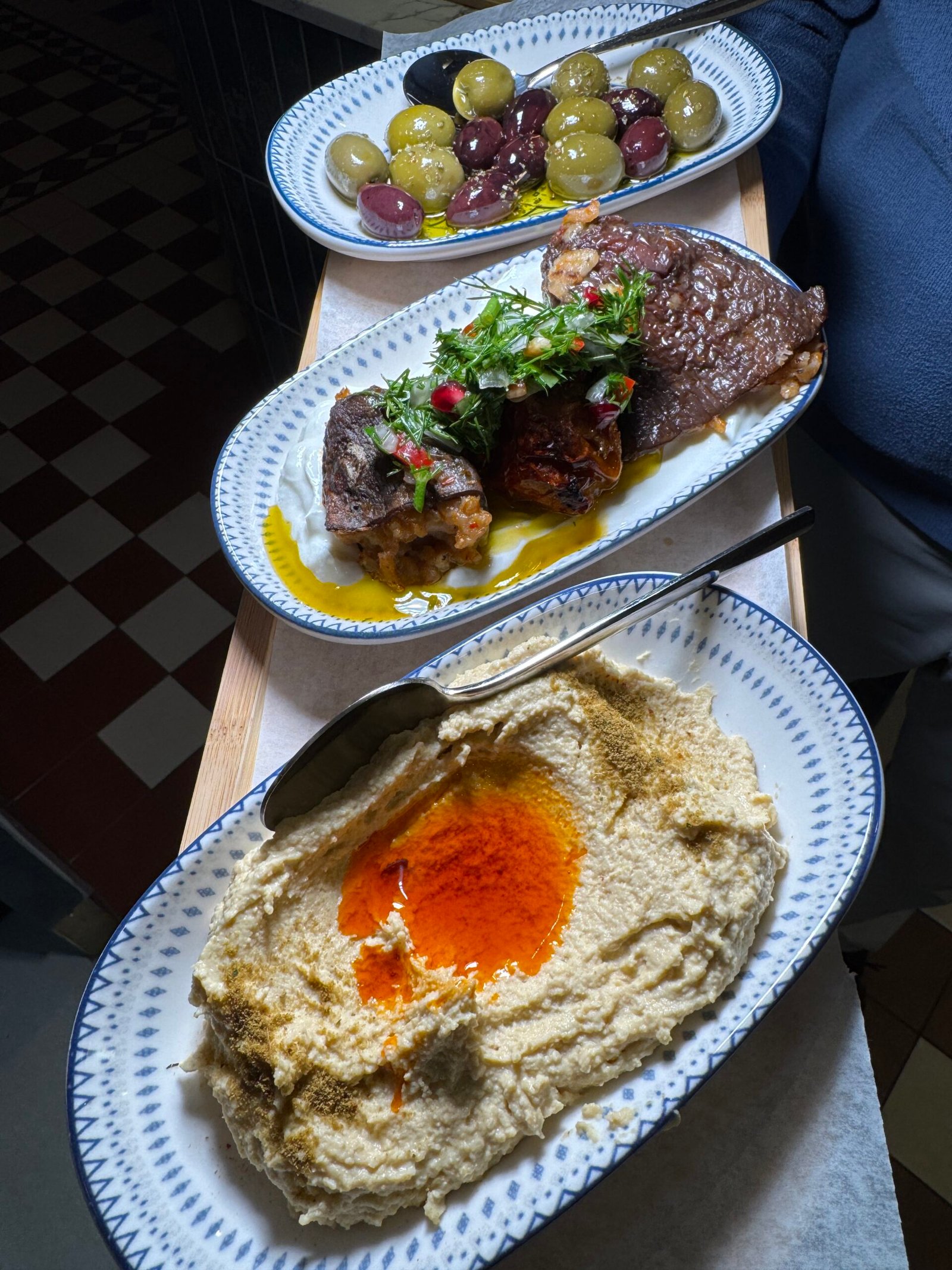 Tandir plates arriving at the table